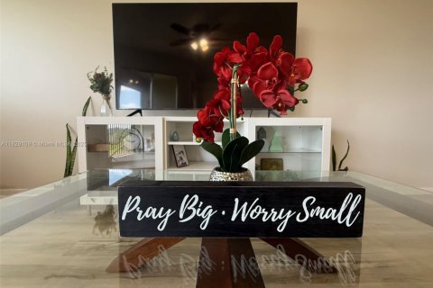 Купить кондоминиум в Пемброк-Пайнс, Флорида 1 спальня, 98.1м2, № 2035006 - фото 28