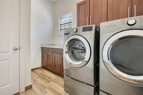Casa en venta en Orlando, Florida, 5 dormitorios, 334.63 m2 № 1914772 - foto 25
