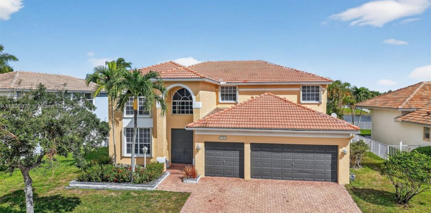 House in Pembroke Pines, Florida 4 bedrooms, 305.09 sq.m. № 1964942