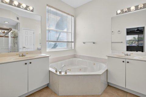 House in Pembroke Pines, Florida 4 bedrooms, 305.09 sq.m. № 1964942 - photo 19