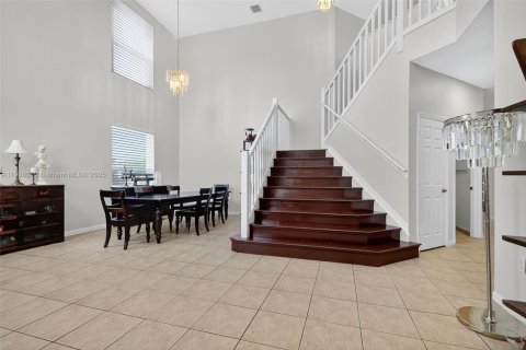 House in Pembroke Pines, Florida 4 bedrooms, 305.09 sq.m. № 1964942 - photo 2