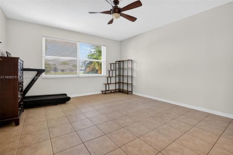 House in Pembroke Pines, Florida 4 bedrooms, 305.09 sq.m. № 1964942 - photo 15
