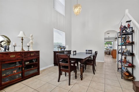House in Pembroke Pines, Florida 4 bedrooms, 305.09 sq.m. № 1964942 - photo 3