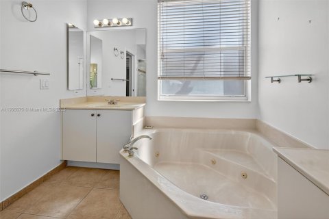 House in Pembroke Pines, Florida 4 bedrooms, 305.09 sq.m. № 1964942 - photo 18