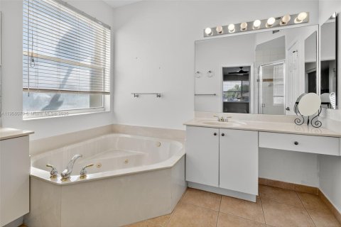 House in Pembroke Pines, Florida 4 bedrooms, 305.09 sq.m. № 1964942 - photo 17