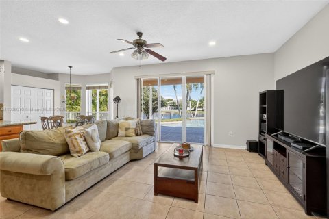 House in Pembroke Pines, Florida 4 bedrooms, 305.09 sq.m. № 1964942 - photo 12