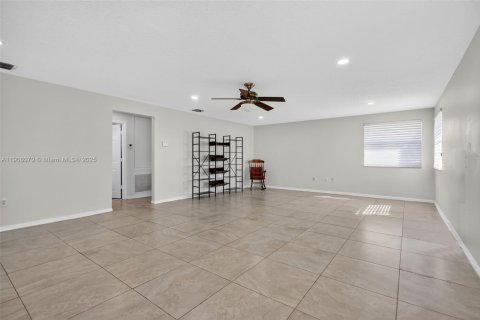 House in Pembroke Pines, Florida 4 bedrooms, 305.09 sq.m. № 1964942 - photo 20