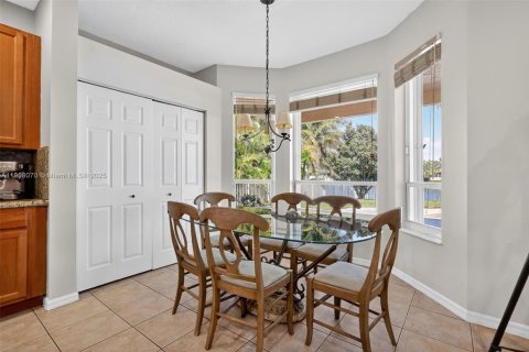 House in Pembroke Pines, Florida 4 bedrooms, 305.09 sq.m. № 1964942 - photo 10