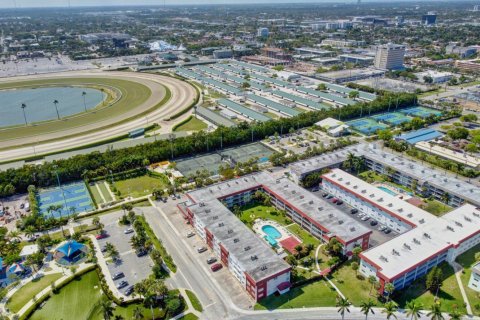 Condo in Hallandale Beach, Florida, 2 bedrooms  № 1116617 - photo 1