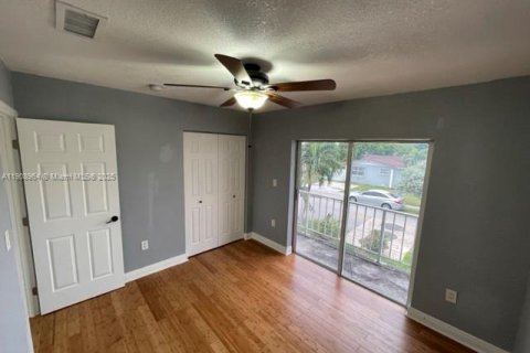 Condo in Sweetwater, Florida, 2 bedrooms  № 1965115 - photo 17