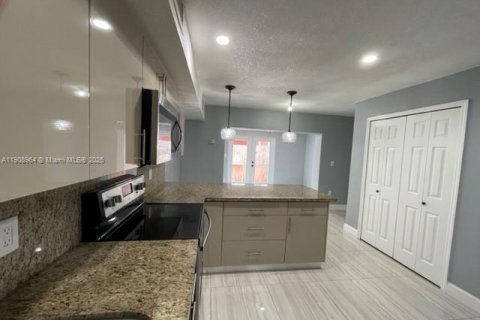 Condo in Sweetwater, Florida, 2 bedrooms  № 1965115 - photo 7