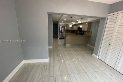 Condo in Sweetwater, Florida, 2 bedrooms  № 1965115 - photo 9