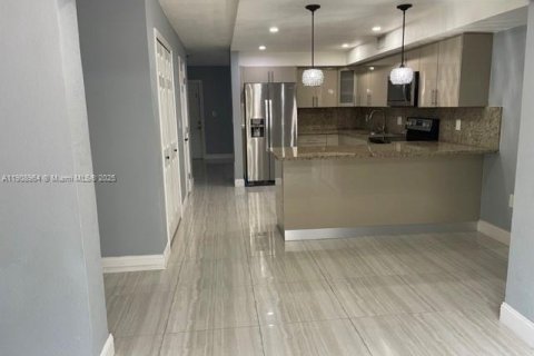 Condo in Sweetwater, Florida, 2 bedrooms  № 1965115 - photo 10