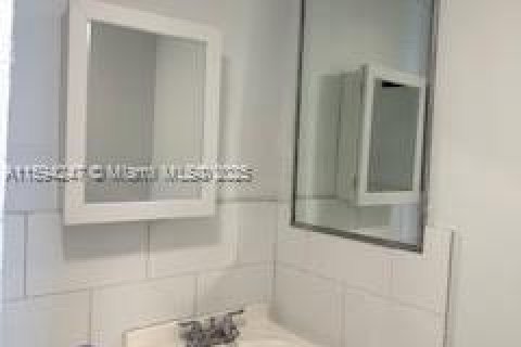 Casa en venta en Hialeah, Florida, 3 dormitorios, 115.66 m2 № 1186743 - foto 2