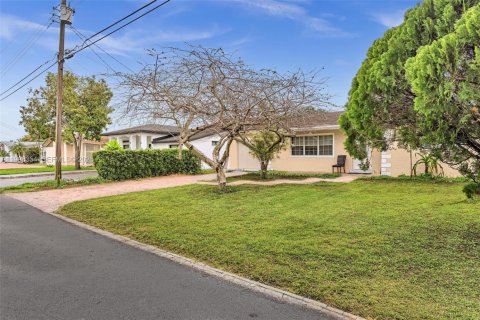 Propiedad comercial en alquiler en Miramar, Florida, 27.87 m2 № 2059175 - foto 3