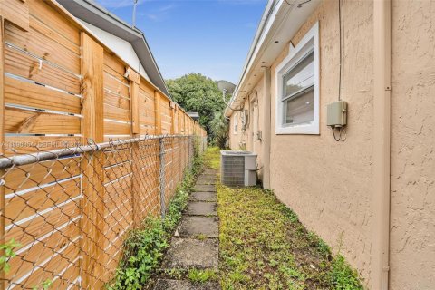 Propiedad comercial en alquiler en Miramar, Florida, 27.87 m2 № 2059175 - foto 4