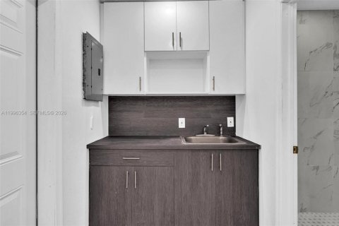 Propiedad comercial en alquiler en Miramar, Florida, 27.87 m2 № 2059175 - foto 9