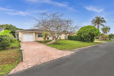 Propiedad comercial en alquiler en Miramar, Florida, 27.87 m2 № 2059175 - foto 1