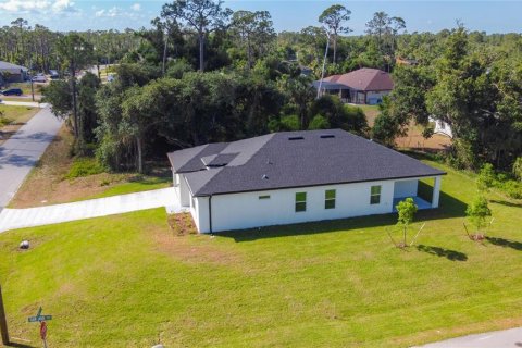 House in North Port, Florida 4 bedrooms, 184.88 sq.m. № 1657303 - photo 2