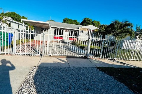 Casa en venta en Miami, Florida, 4 dormitorios, 157.38 m2 № 2242723 - foto 2