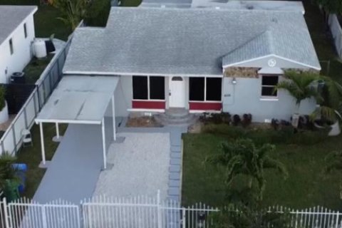 House in Miami, Florida 4 bedrooms, 157.38 sq.m. № 2242723