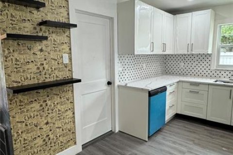 House in Saint Petersburg, Florida 3 bedrooms, 110.18 sq.m. № 2433632 - photo 18