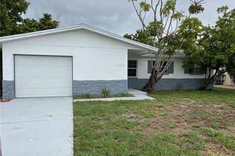 House in Saint Petersburg, Florida 3 bedrooms, 110.18 sq.m. № 2433632 - photo 2