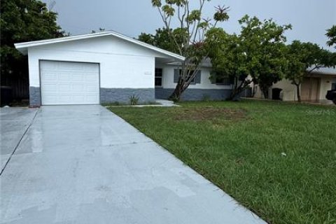 House in Saint Petersburg, Florida 3 bedrooms, 110.18 sq.m. № 2433632 - photo 3