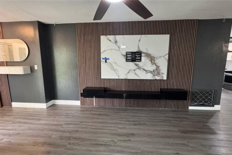 House in Saint Petersburg, Florida 3 bedrooms, 110.18 sq.m. № 2433632 - photo 11