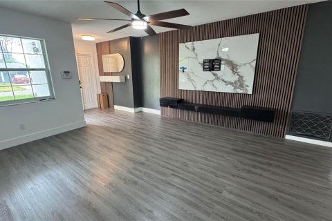 House in Saint Petersburg, Florida 3 bedrooms, 110.18 sq.m. № 2433632 - photo 14