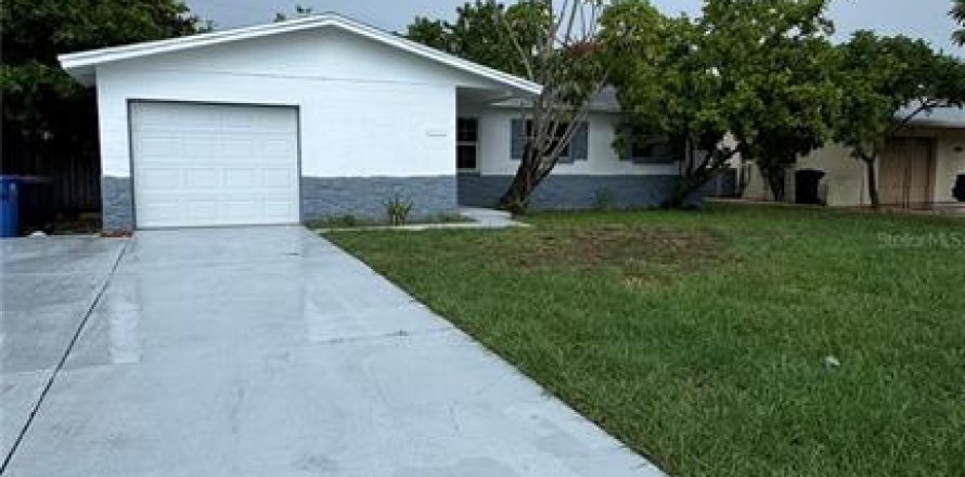 House in Saint Petersburg, Florida 3 bedrooms, 110.18 sq.m. № 2433632