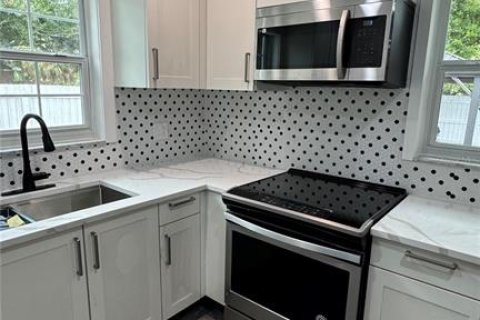 House in Saint Petersburg, Florida 3 bedrooms, 110.18 sq.m. № 2433632 - photo 20