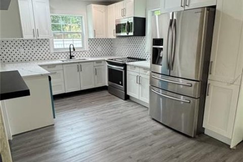 House in Saint Petersburg, Florida 3 bedrooms, 110.18 sq.m. № 2433632 - photo 17