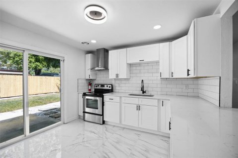 House in Tampa, Florida 4 bedrooms, 131.92 sq.m. № 2221517 - photo 13