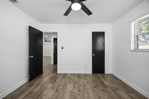 House in Tampa, Florida 4 bedrooms, 131.92 sq.m. № 2221517 - photo 21