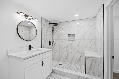 House in Tampa, Florida 4 bedrooms, 131.92 sq.m. № 2221517 - photo 16
