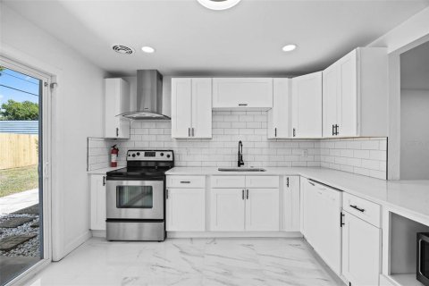 House in Tampa, Florida 4 bedrooms, 131.92 sq.m. № 2221517 - photo 11