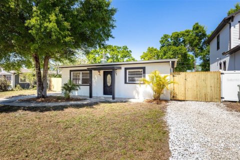 House in Tampa, Florida 4 bedrooms, 131.92 sq.m. № 2221517