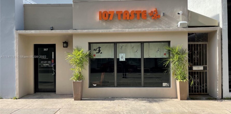 Commercial property in Coral Gables, Florida № 1985056