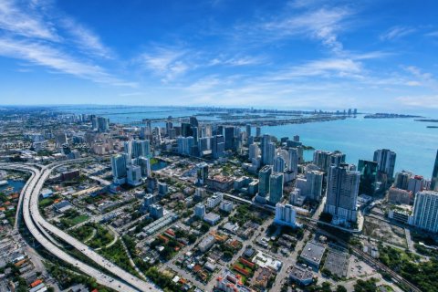 Commercial property in Miami, Florida № 2240245