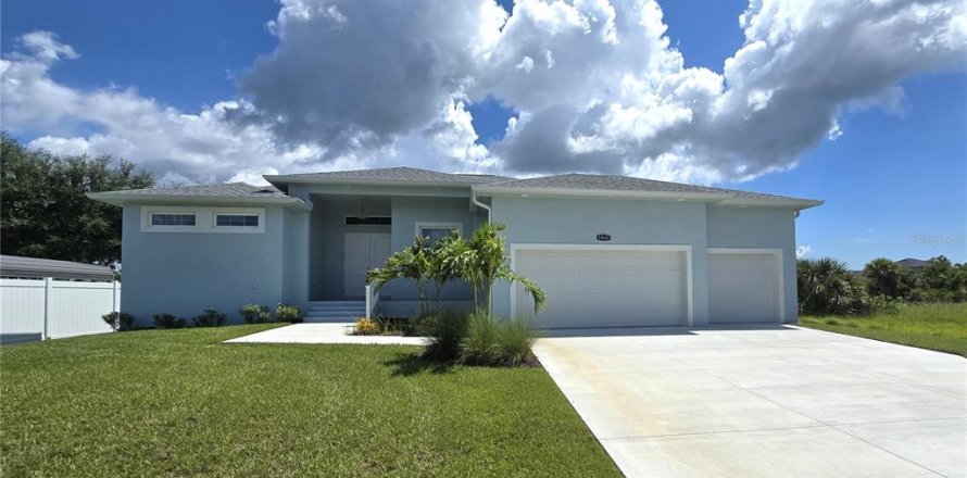 House in Port Charlotte, Florida 3 bedrooms, 185.99 sq.m. № 1886794