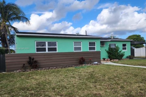 Villa ou maison à vendre à Miami Gardens, Floride: 3 chambres, 125.42 m2 № 1974807 - photo 1