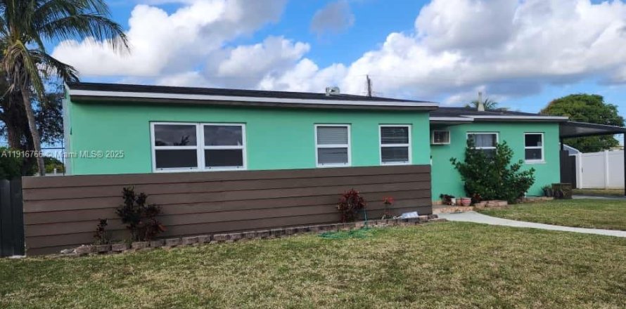 Villa ou maison à Miami Gardens, Floride 3 chambres, 125.42 m2 № 1974807