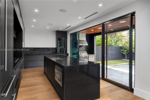 Villa ou maison à vendre à Miami, Floride: 5 chambres, 266.63 m2 № 2153186 - photo 12