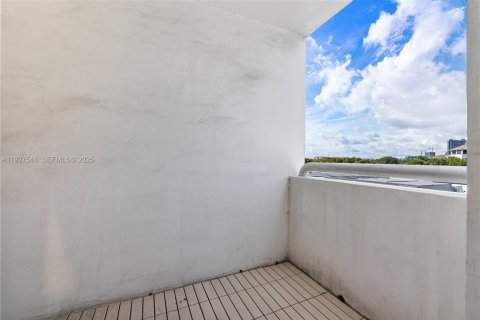 Copropriété à vendre à Miami, Floride: 2 chambres, 137.03 m2 № 1987283 - photo 21