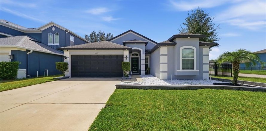 Villa ou maison à Wesley Chapel, Floride 3 chambres, 160.54 m2 № 2302762