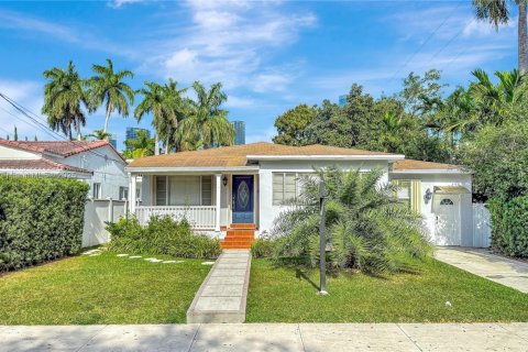 Снять в аренду виллу или дом в Майами, Флорида 5 спален, 202.99м2, № 1958007 - фото 1