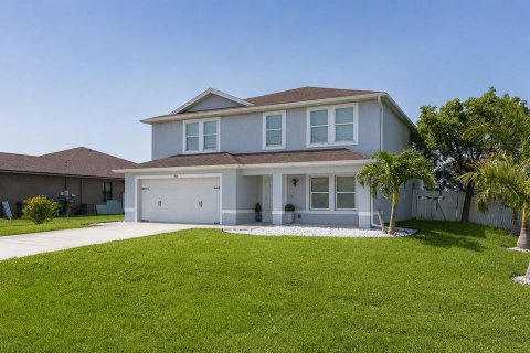 House in Cape Coral, Florida 4 bedrooms, 298.22 sq.m. № 2208159