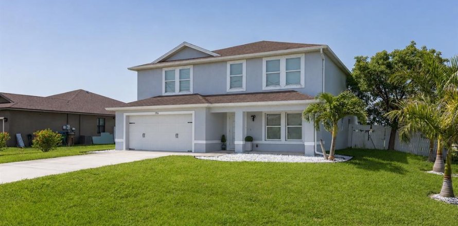 House in Cape Coral, Florida 4 bedrooms, 298.22 sq.m. № 2208159