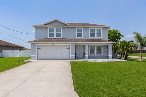 House in Cape Coral, Florida 4 bedrooms, 298.22 sq.m. № 2208159 - photo 2